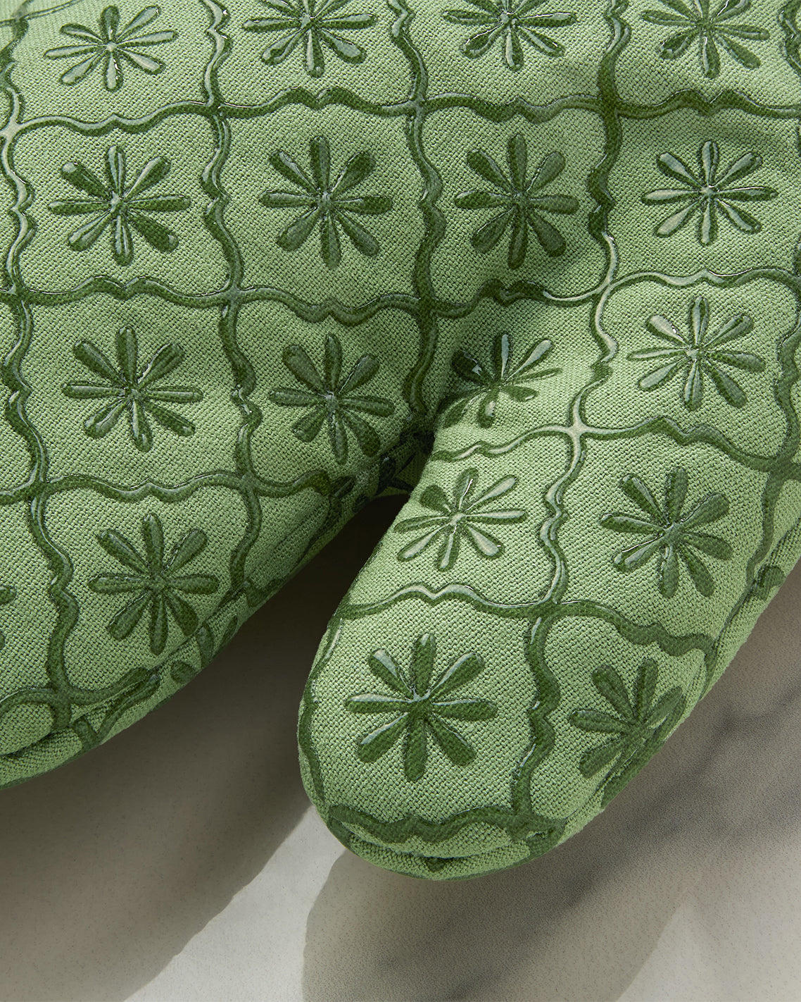 Draper James Green Geometric Floral Silicone Oven Mitt Set in Seafoam