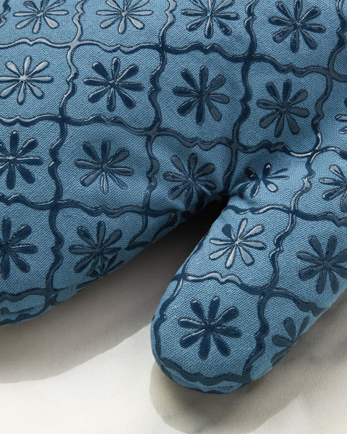 Draper James Blue Geometric Floral Silicone Oven Mitt Set in Blue